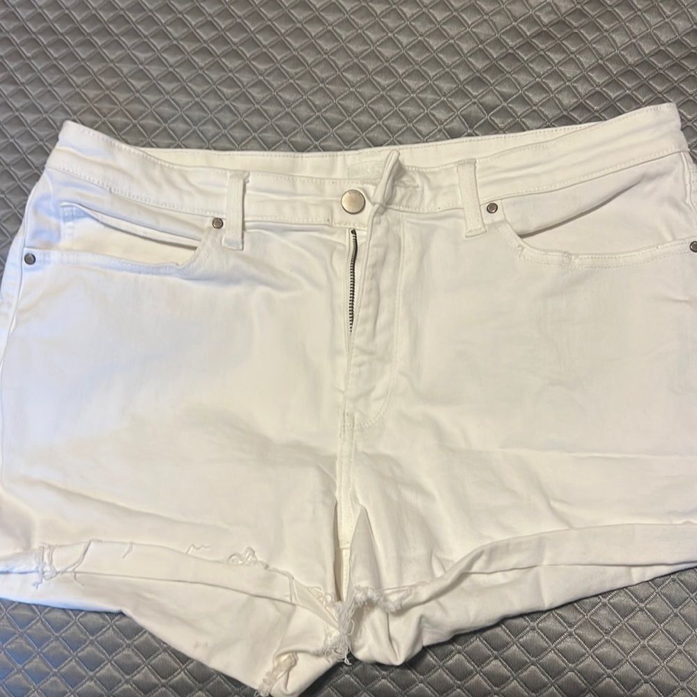 W7- Uniqlo jeans and size is 32(waist)